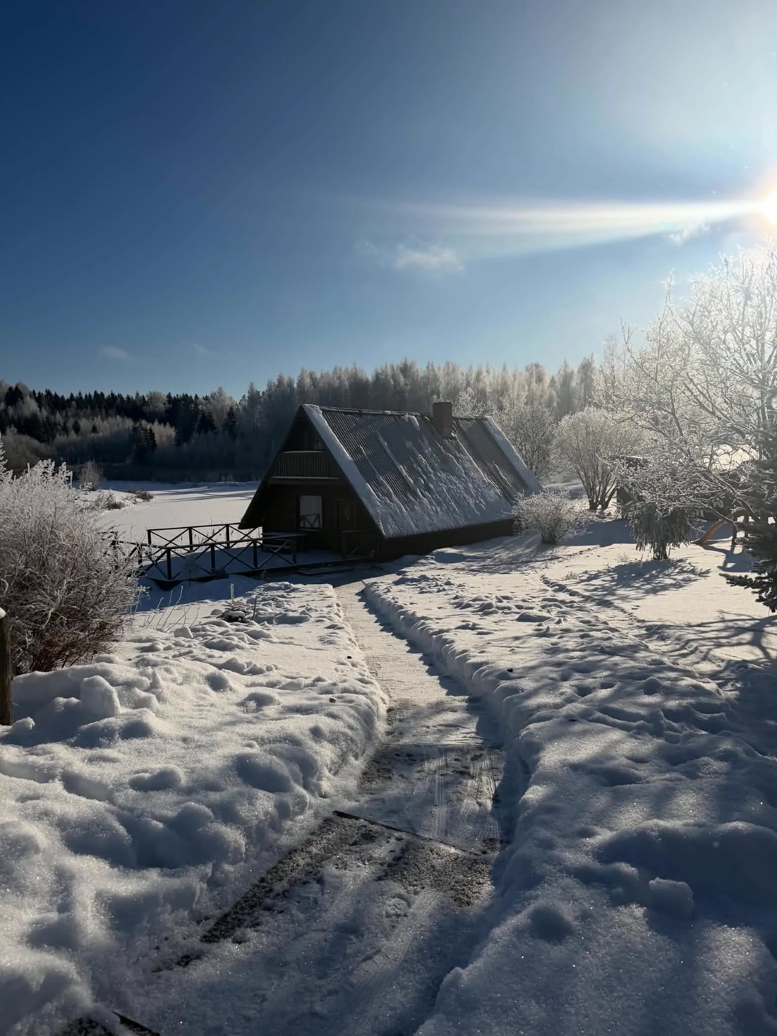 Namiņš ziemas ainavā